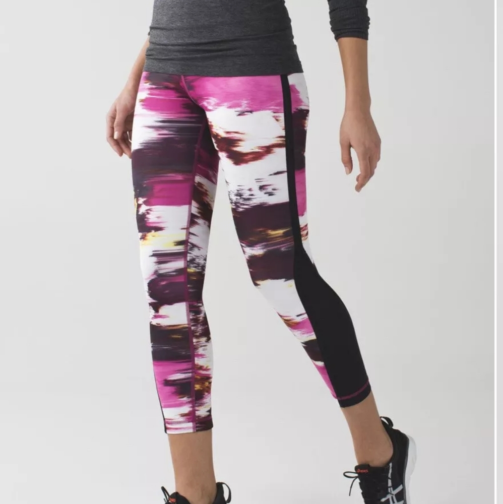 EUC Lululemon Pace Tight *Full-on LuxtremePigment Wind Berry Rumble Multi/ Black